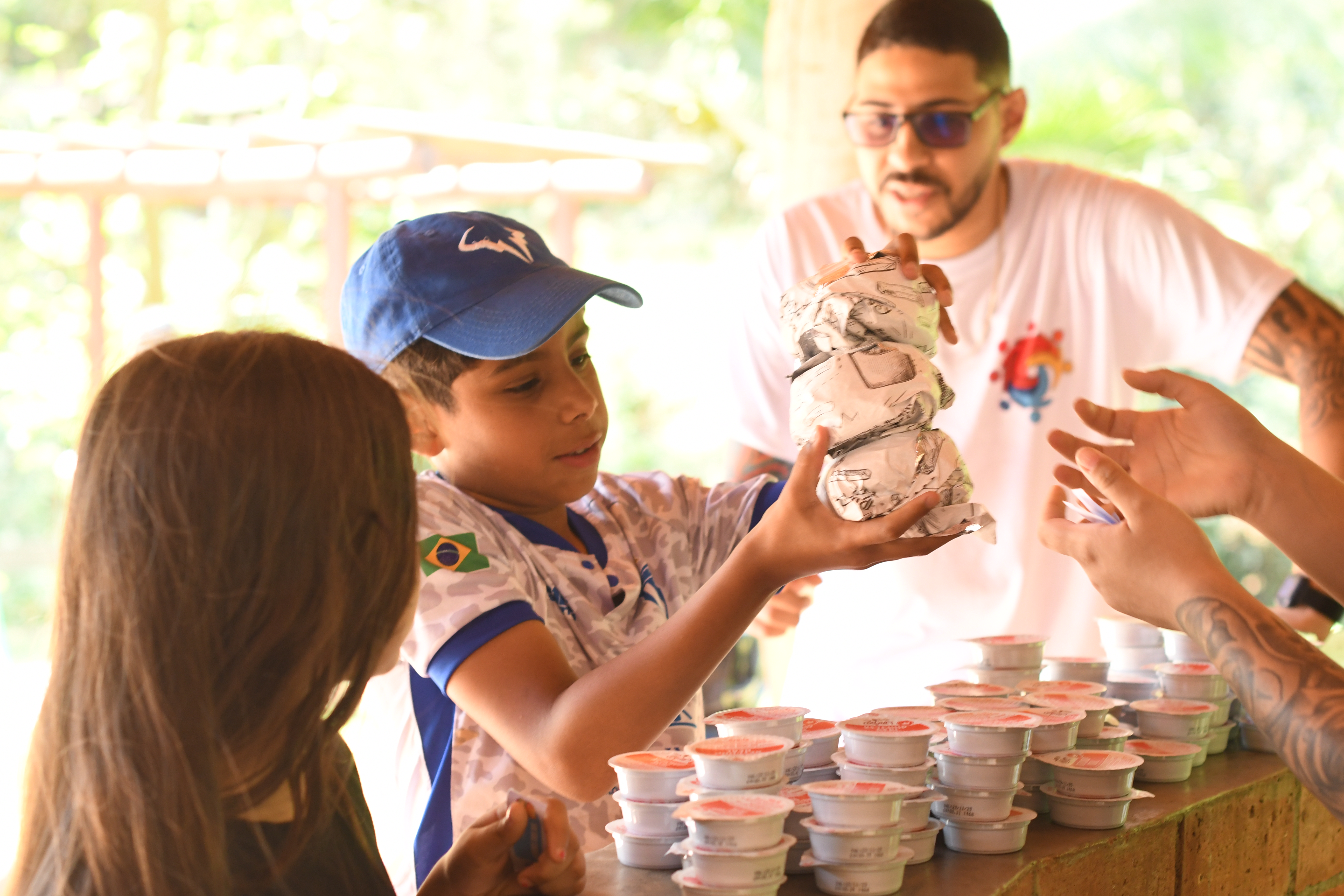 Mesa de lanches preparada para as crianças